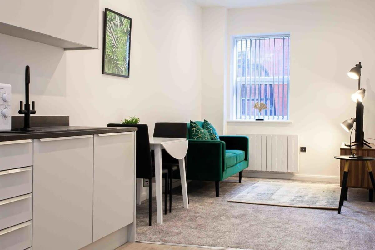 Modern & Stylish 1 Bedroom Apartment In Bolton Eksteriør bilde
