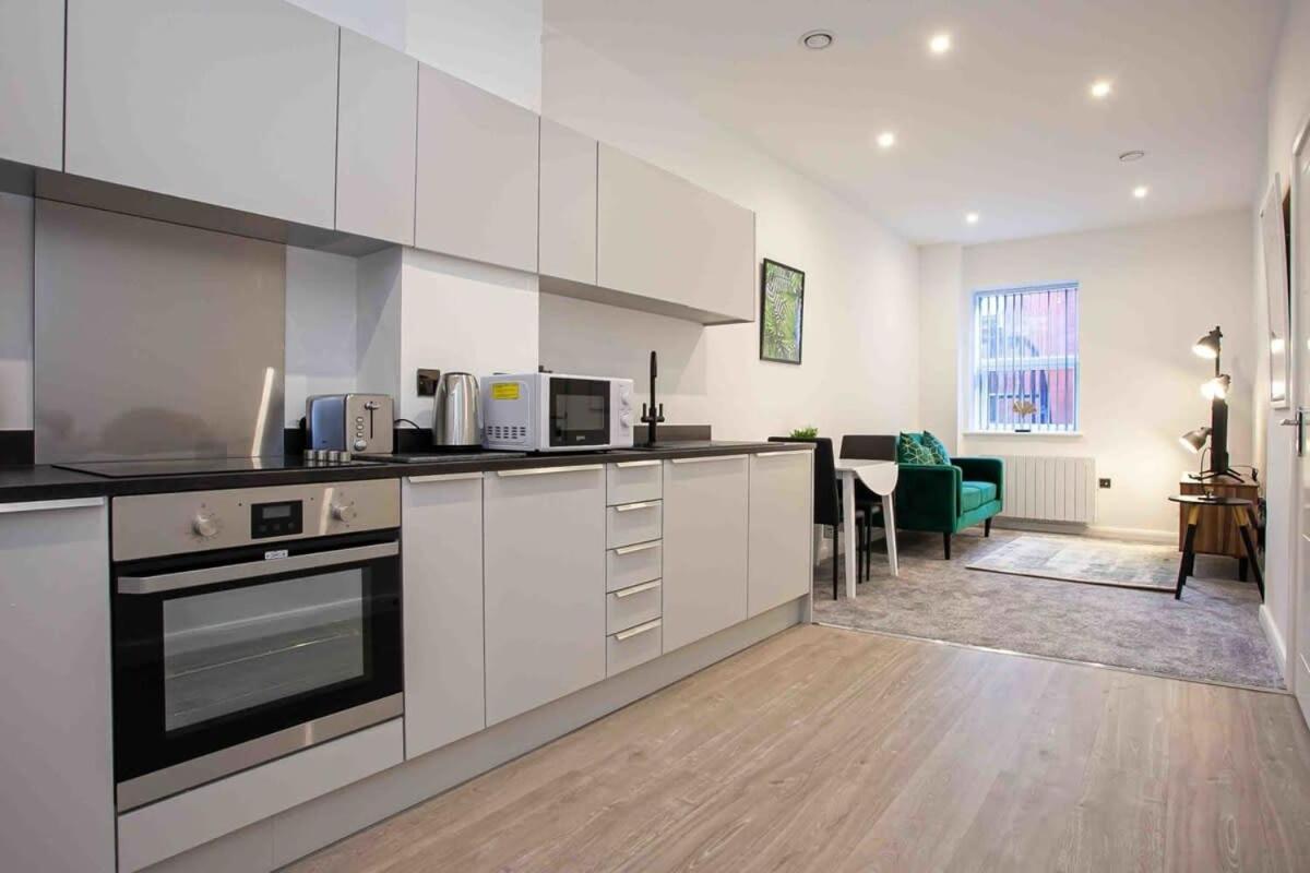 Modern & Stylish 1 Bedroom Apartment In Bolton Eksteriør bilde