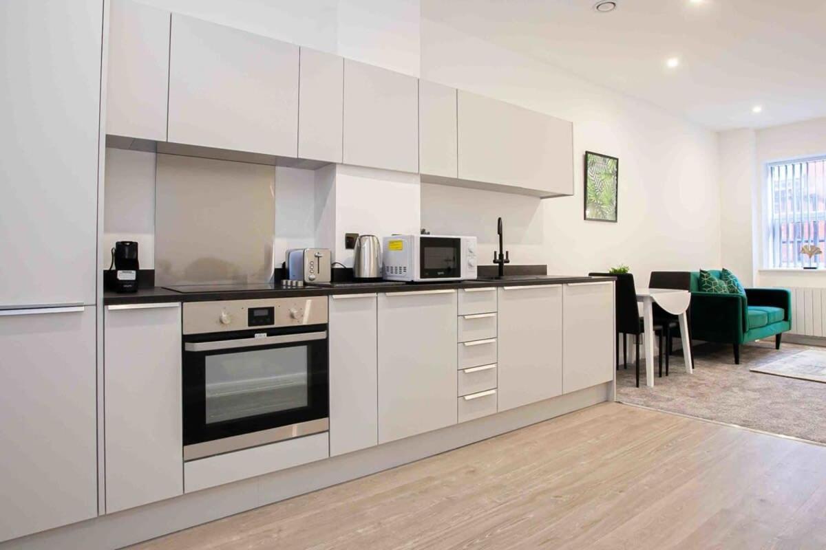 Modern & Stylish 1 Bedroom Apartment In Bolton Eksteriør bilde